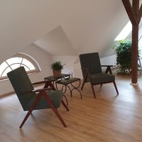 Coaching- und Mediationsraum - 2 Sessel, zwei Tischchen, Pflanzen