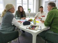 Gabriele Unützer, Katharina Temme, Phineas Speicher und Marcus Kolb sitzen gemeinsam am Tisch und diskutieren