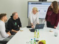 Phineas Speicher (sitzt), Marcus Kolb (sitzt), Gabriele Unützer (steht) und Katharina (steht) im BrainstormingTemme